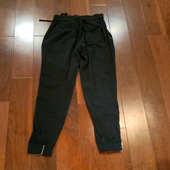 Black joggers with pockets - Picture 2 of 3